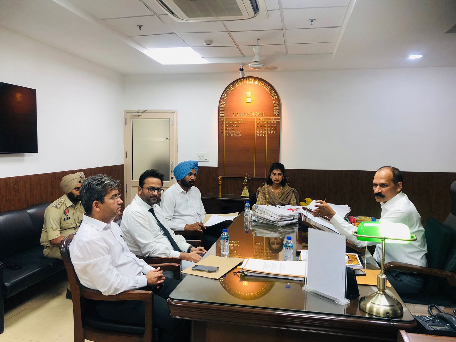 सत्र न्यायाधीश अतुल कसाना ने बताया कि डीएलएसए ने पिछली तिमाही में 300 कानूनी सहायता चाहने वालों को कानूनी सेवाएं प्रदान कीं।